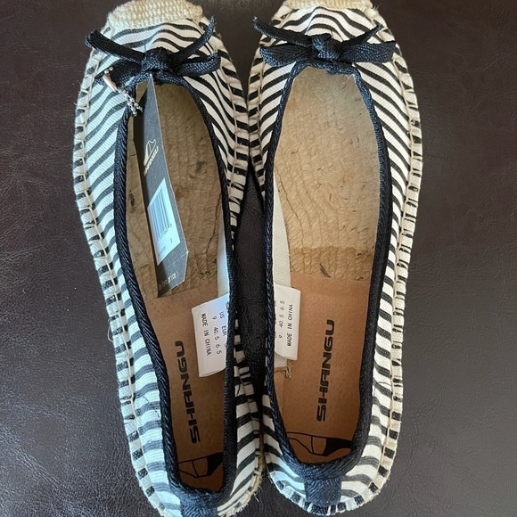 Shangu blank and white stripe new with tag size 9 slip on flats - Picture 7 of 14